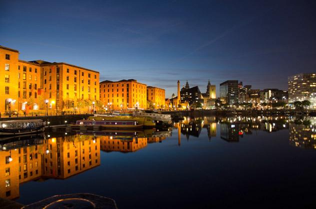 El Albert Dock de Liverpool brilla al anochecer, Inglaterra, Reino Unido © Trevor Green / 500px