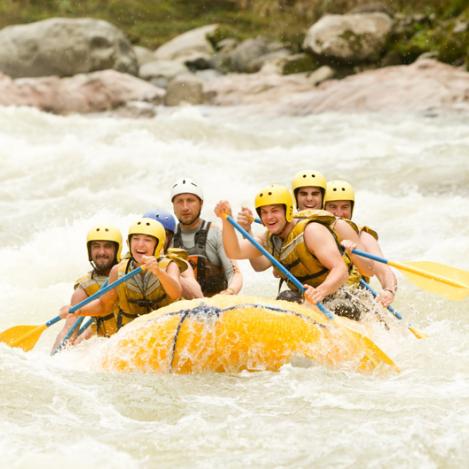 ‘Rafting’ en aguas bravas cerca de Tena, Ecuador
