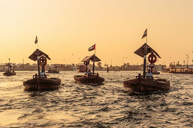 Cruzando el Dubai Creek a la antigua a bordo de un abra, Dubái, EAU © Laborant / Shutterstock