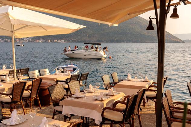 Restaurante en la bahía de Kotor, Montenegro © sashk0 / Shutterstock