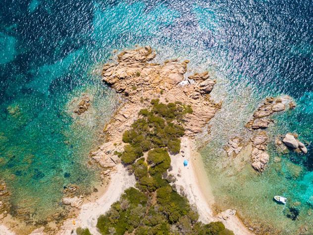 Un recorrido alrededor de isla Budelli, que forma parte del archipiélago de La Maddelena, Cerdeña © PriceM / Shutterstock