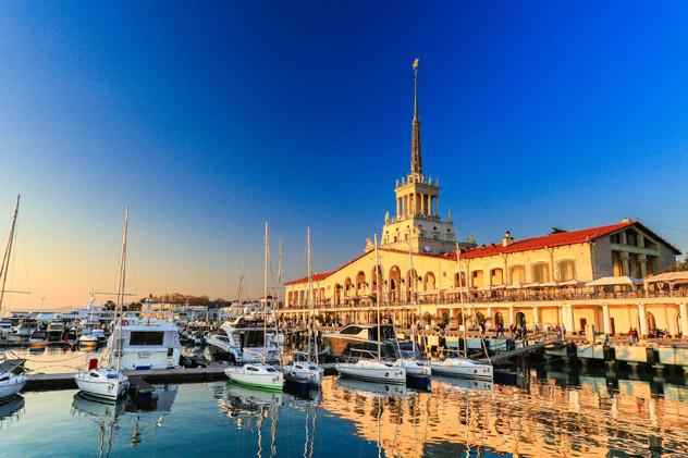 Yates y veleros en el histórico puerto de Sochi en la costa del Mar Negro, Rusia © Goncharovaia / Shutterstock