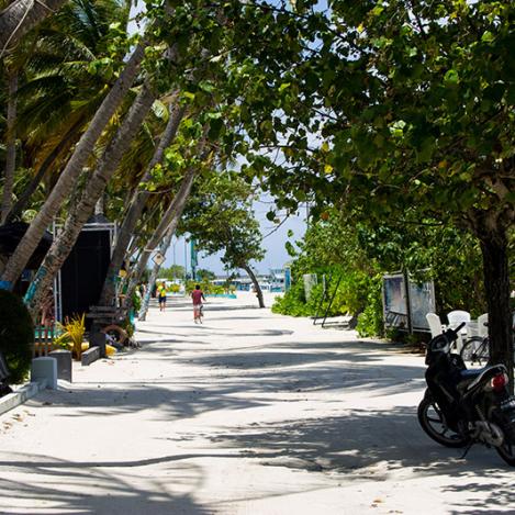 Una de las calles de Maafushi, Maldivas