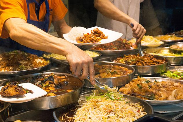 Sirviendo comida callejera en Singapur, Top 04 de Best in Asia Pacific 2019, los 10 mejores destinos de Asia-Pacífico