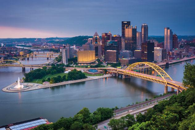Pittsburgh al atardecer desde el monte Washington. ESB Professional/Shutterstock ©