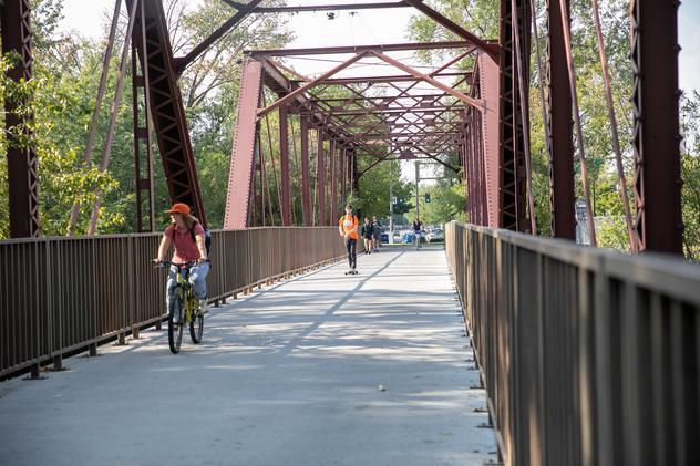 Ciclistas por el puente de Boise. © Tamara Kenyon/Lonely Planet