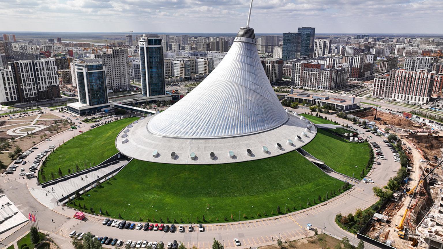 Vista del Khan Shatyr Entertainment Center en Astana, Kazajistán. 