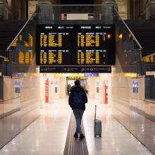 Viajera en la Estación Central de Milán, Italia