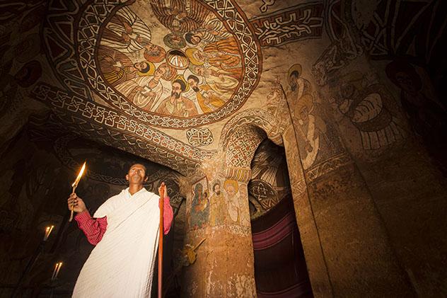 Turismo sostenible: comunidad. Los frescos del techo de Abuna Yemata Guh, del s. XV, una iglesia en una cueva