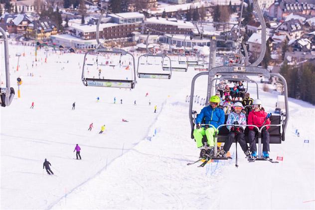 Las pistas de Kranjska Gora está muy cerca del pueblo, Alpes Julianos, Eslovenia © Iztok Medja / Slovenian Tourist Board