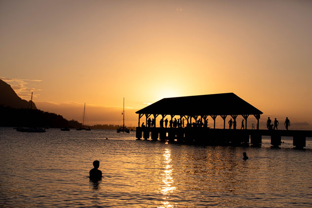 La bahía de Hanalei al atardecer. ©bluestork/Shutterstock