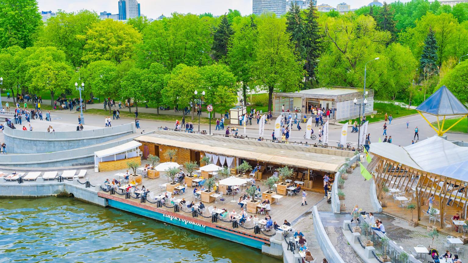 Restaurantes en el parque Gorki, Moscú, Rusia