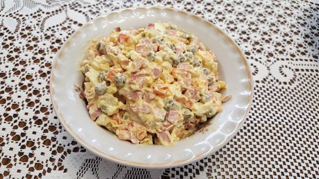 Ensaladilla rusa, un clásico en la cocina tradicional rusa, Moscú, Rusia © afrimu / Shutterstock