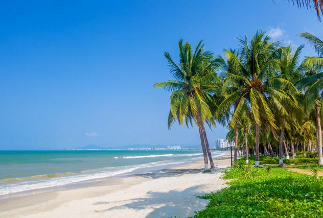 El ‘tren de la isla’ rodea Hainan y da acceso a playas tropicales, China © luxizeng / Getty Images