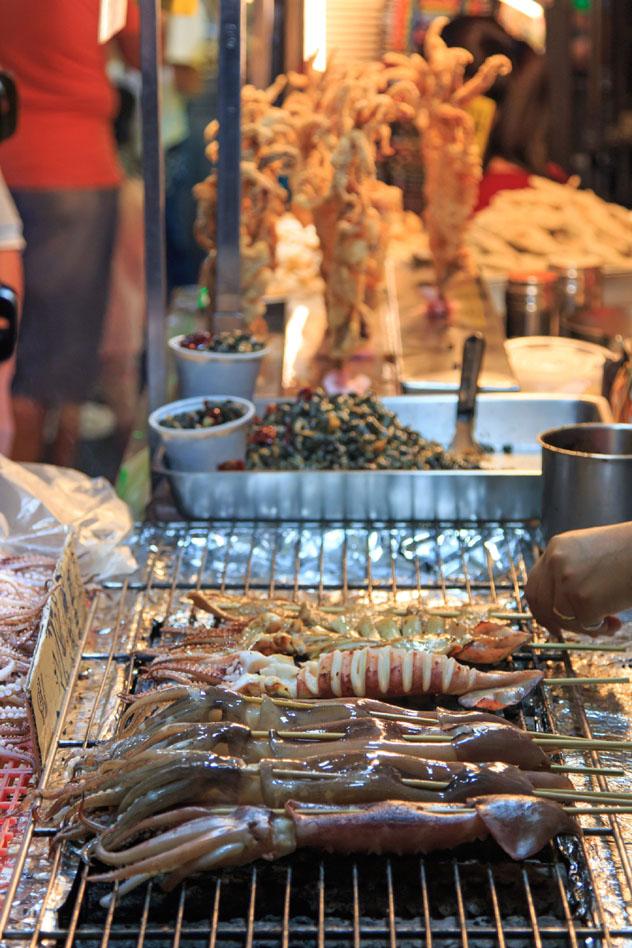 En los mercados nocturnos de Kaohsiung se pueden tomar tentempiés e ir de compras, Taiwán © outcast85 / Getty Images