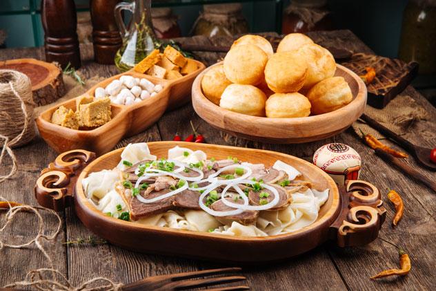 Comida tradicional kazaja. Hihitetlin/Shutterstock ©