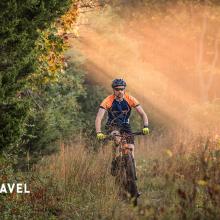 Turismo sostenible: ciclista en la Virginia Mountain Bike Trail, Virginia, costa este de EE UU