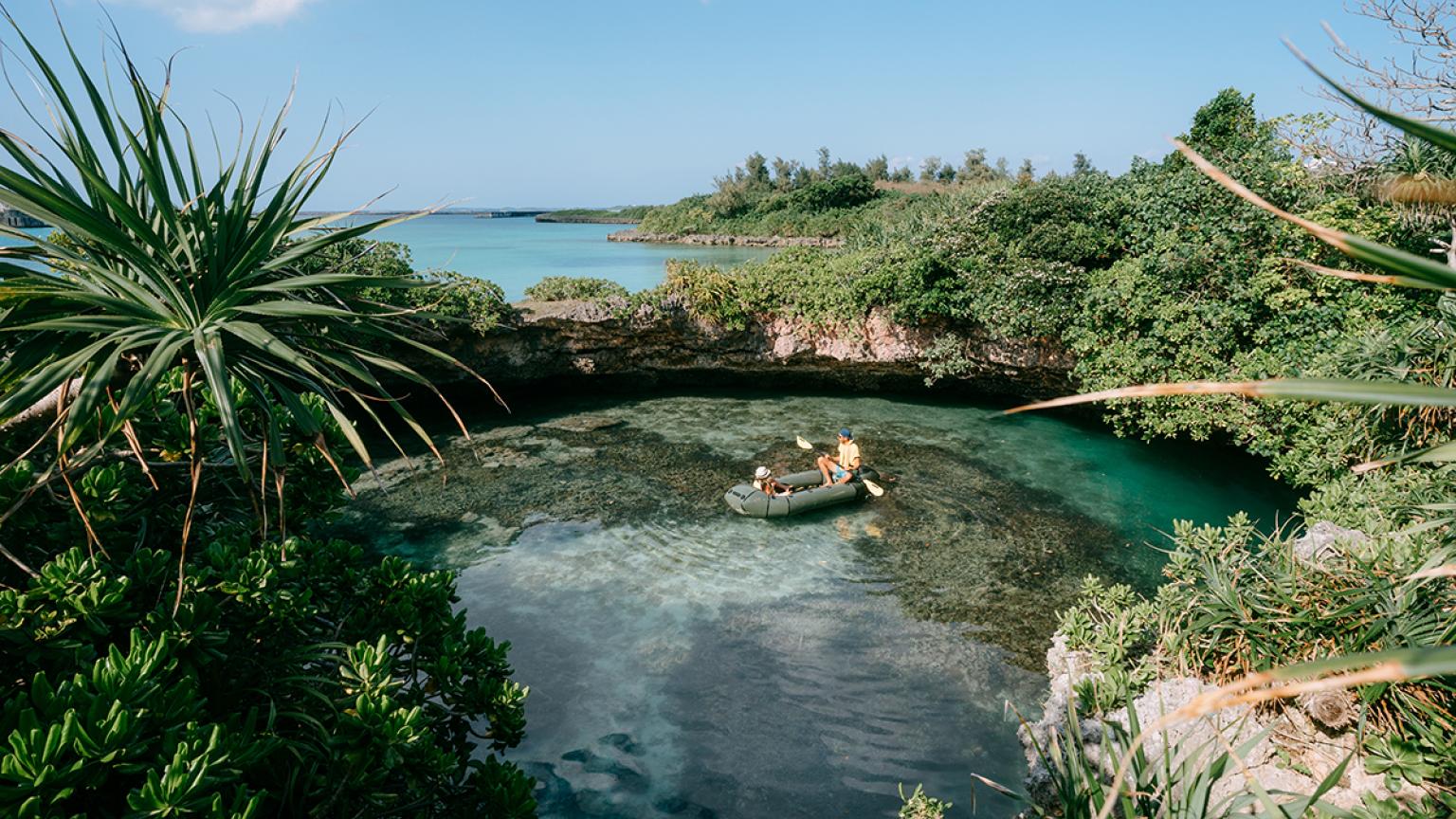 Kayak en una cueva marina, Miyako Island, Okinawa, Japón