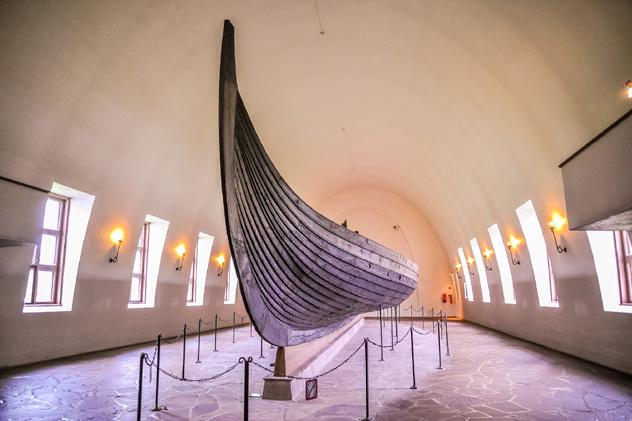 Uno de los barcos vikingos mejor conservados que alberga el Museo de Barcos Vikingos de Oslo, Noruega © ParrySuwanitch / Shutterstock