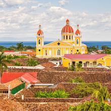 Catedral de Granada en Nicaragua con el Lago Nicaragua de fondo.