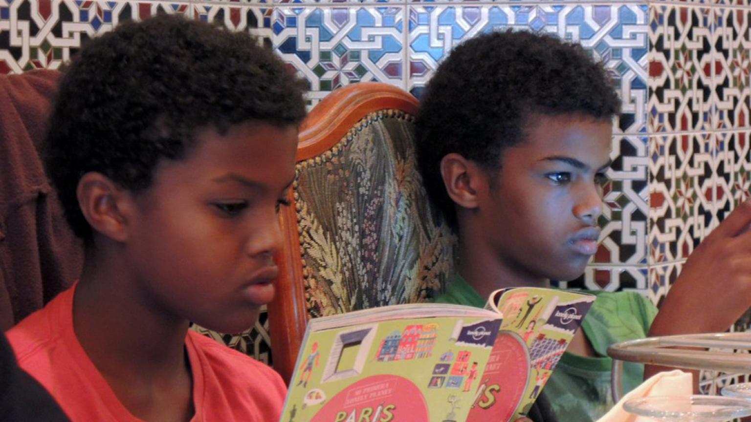 Tesfaye y Yohanes con Mi primera Lonely Planet 