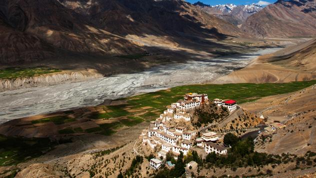 Espléndido en su remota ubicación en una llanura inundable al norte de Kaza, el Gompa de Ki es el monasterio budista más grande de Spiti © Arun Bhat / 500px