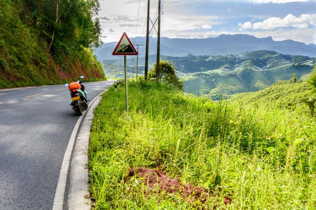 Un solitario motorista salvó de un inminente desastre en Laos © No Thongthimahaxay / Shutterstock