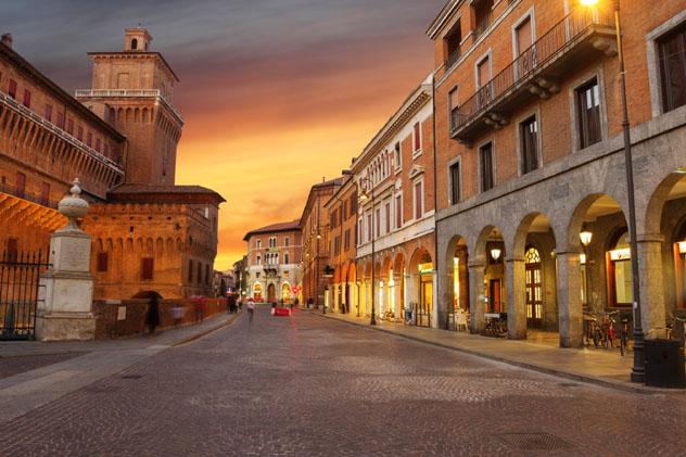 El Castello Estense se alza sobre el centro de Ferrara, Emilia-Romaña, Italia © tverkhovinets / Getty Images