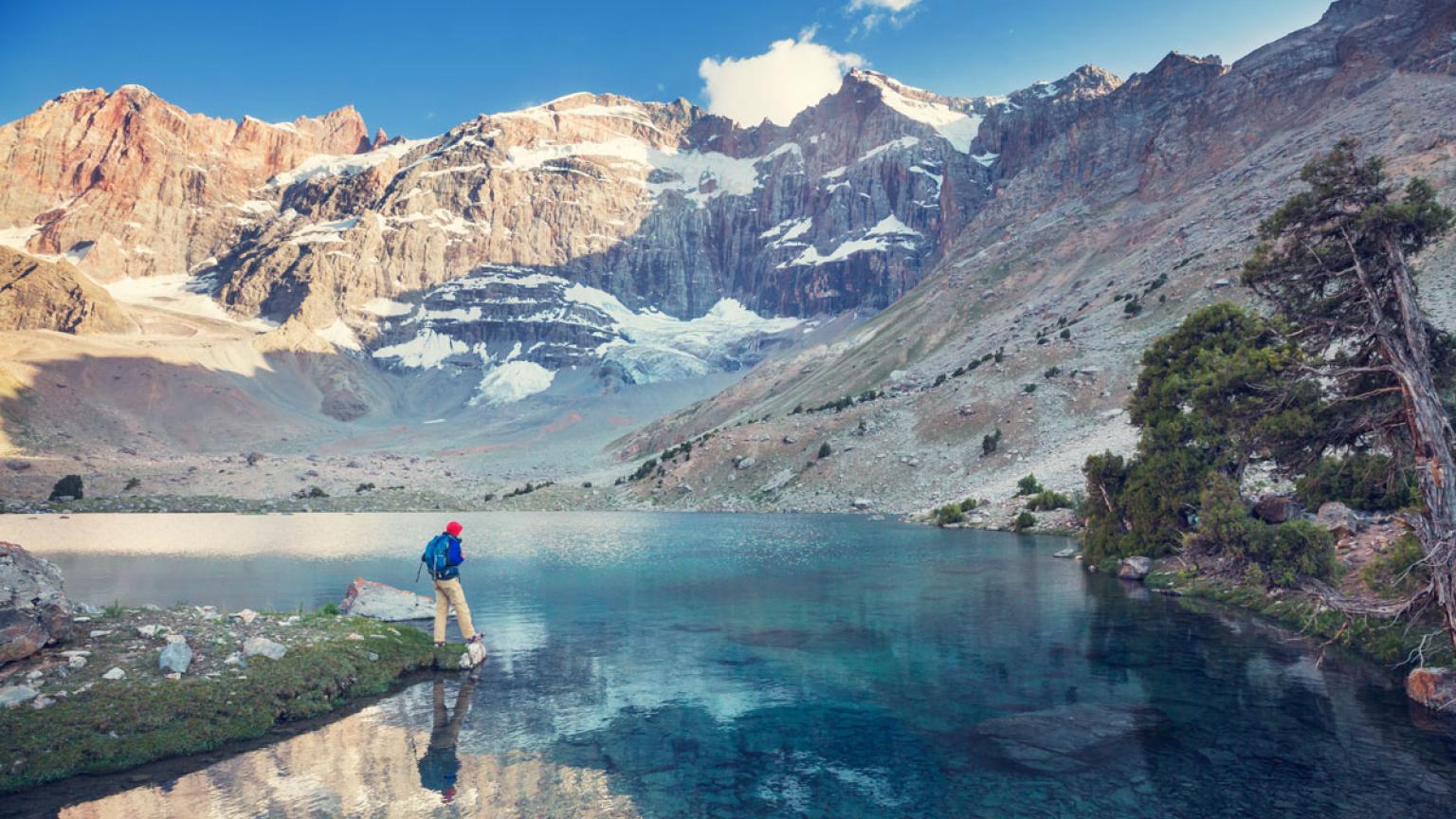 Lago en las montañas Fann, Tayikistán.
