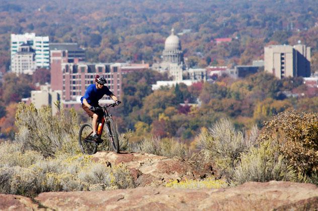 Un ciclista de montaña pedalea por uno de los numerosos senderos que hay sobre el centro de Boise, Idaho, EE UU © Christiannafzger / Getty Images