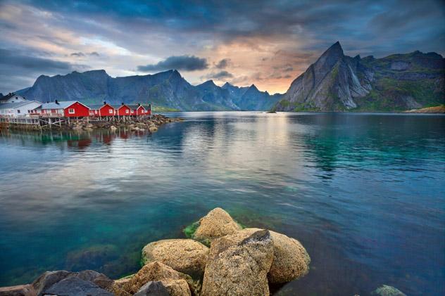 Fiordos de las islas Lofoten, Noruega © RudyBalasko / Getty Images