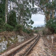 Vía de tren Feve en Asturias, España