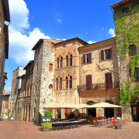 Piazza della Cisterna, San Gimignano, Toscana, Italia.