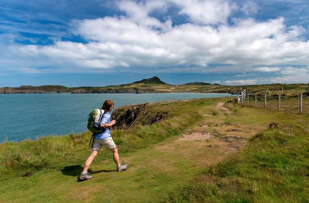 Una excursionista cerca de Whitesands Bay, al norte de St Davids, Gales, Reino Unido © Michael Roberts / Getty Images