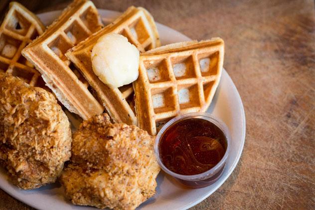 Además de galletas esponjosas, Maple Street Biscuit Co. ofrece platos clásicos sureños, como el pollo con gofres, Jacksonville, Florida, EE UU © Maple Street Biscuit Co.