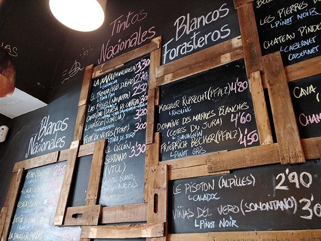 Las recomendaciones de la Taberna Averías apuntadas en la pizarra, calle Ponzano, Madrid, España © Cassandra Gambill / Lonely Planet