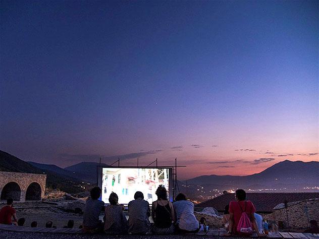 Durante el Dokufest se instalan cines al aire libre por toda Prizren, Kosovo © Cortesía de Mrinë Godanca / Dokufest