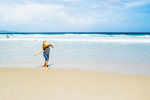 Niño en la playa de Nha Trang, Vietnam © Anastasia Davydova / Shutterstock