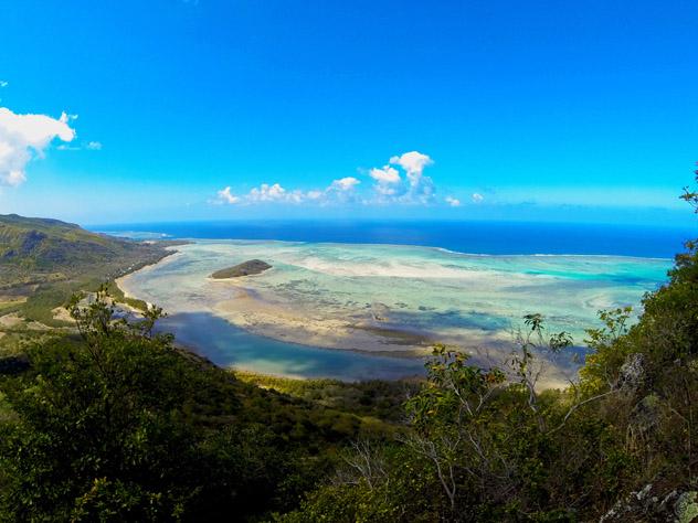 Vista de la laguna de kitesurf desde el sendero que sube a Le Morne Brabant, Mauricio © URTIMUD PRODUCTION / Shutterstock
