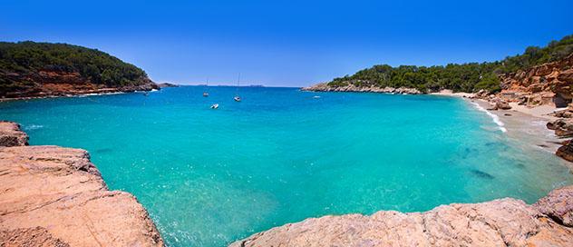 Cala Salada y Cala Saladeta, Ibiza, Baleares, España © Tono Balaguer / Shutterstock