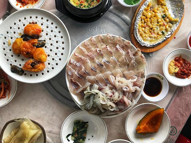 Gracias a su situación junto al océano, el panorama culinario de Busan se basa en el marisco, Corea del Sur © MaSovaida Morgan / Lonely Planet
