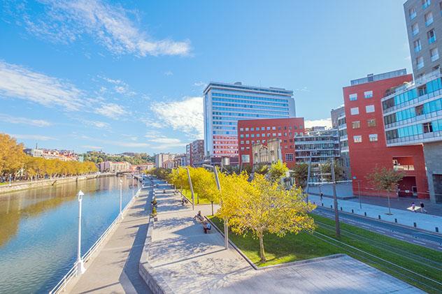 Paseo y carril bici río Nervión, Bilbao, País Vasco, España © savantermedia / Shutterstock