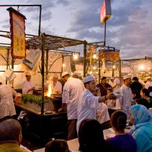 Puestos de comida en la plaza Yamaa el Fna, Marrakech, Marruecos