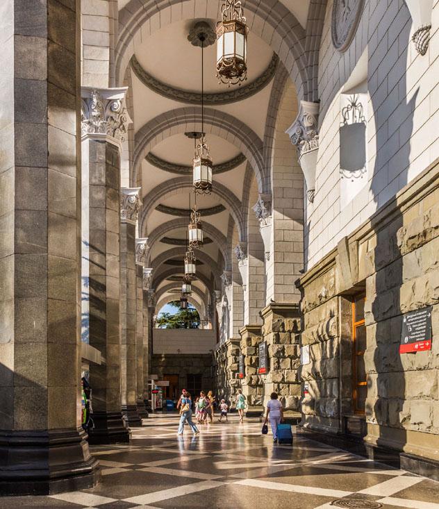 La bella arquitectura de la estación de trenes de Sochi, construida en 1956 y reformada posteriormente, Rusia © Olgysha / Shutterstock