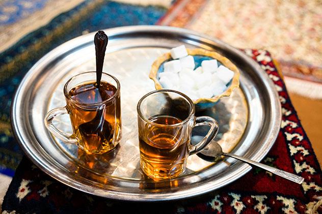 Sonrisas cálidas y tés de bienvenida aguardan a los gentiles conejos en Irán  © Minda photos / Shutterstock
