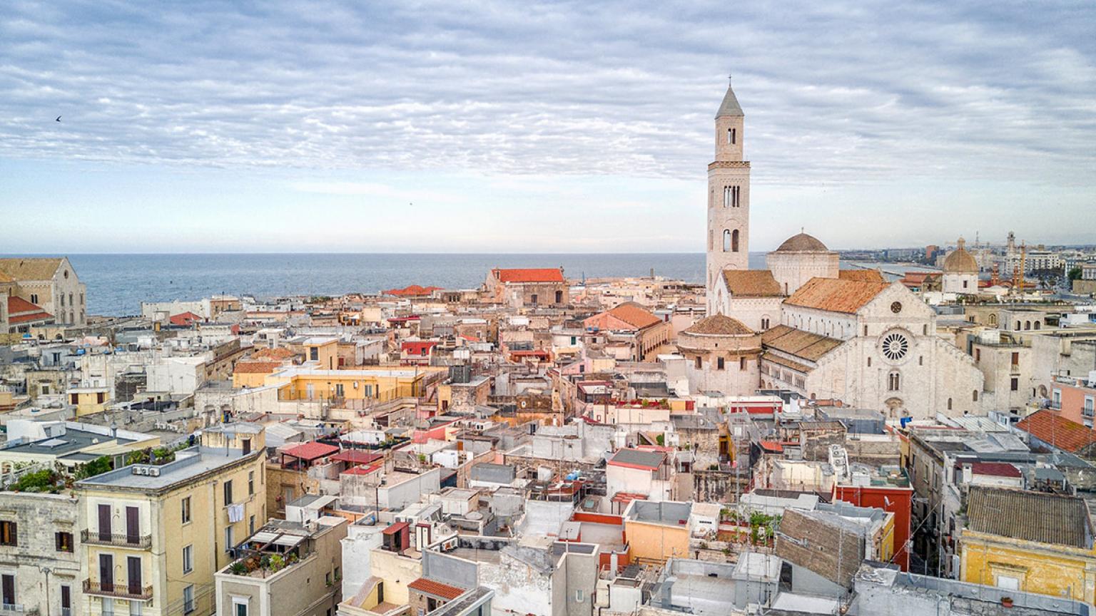 El casco antiguo de Bari, apiñado alrededor de la Basilica di San Nicola, Bari, Italia