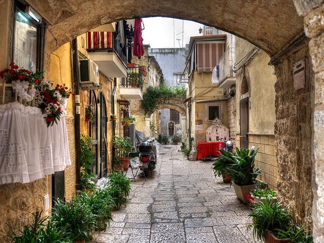 Calles de Bari Vecchia, el casco antiguo de Bari, Italia © Ycharton / Shutterstock