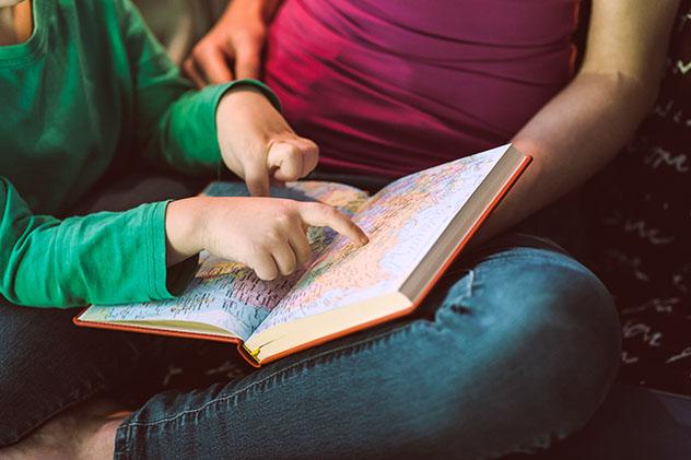 Viajar por el mundo en familia sin salir de casa a través de los libros