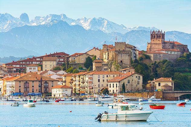San Vicente de la Barquera, pueblo de costa de Cantabria, España