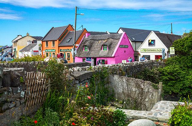 Turismo sostenible: comunidad. Casas de colores de Doolin, Burren, Irlanda